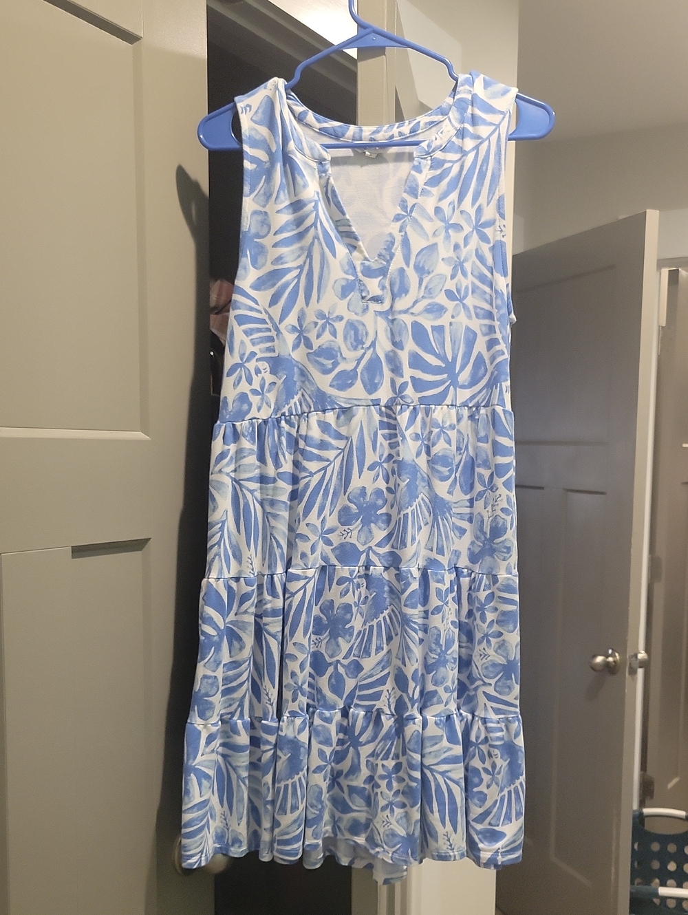 crown & ivy Blue and White Floral Tiered V-Neck Sundress